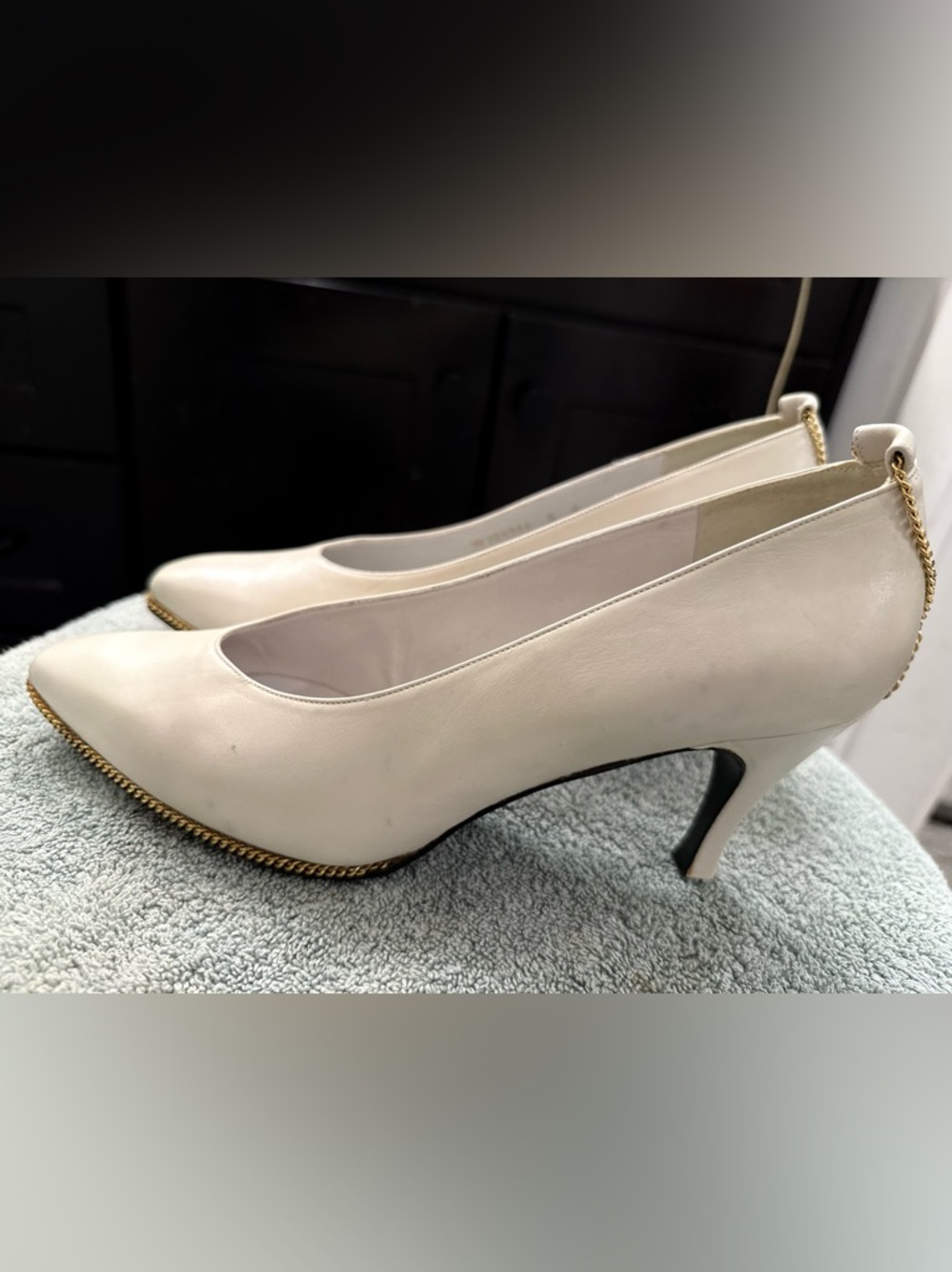 Stuart Weitzman Cream Leather Pumps with Gold Chain Trim